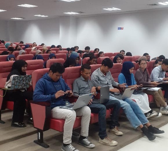 Kegiatan Kelas Literasi untuk Pemanfaatan Fasilitas, Website, Aplikasi e-Skripsi, dan Penelusuran Jurnal/eBook untuk Mahasiswa di Lingkungan Universitas Negeri Gorontalo